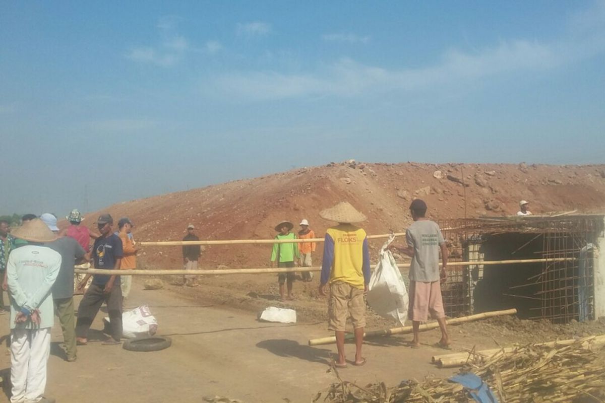 Petani Wungurejo dan Tejorejo Ringinarum Kendal, saat memblokir akses jalan tol Semarang-Batang. KOMPAS.Com / foto: dok:warga 