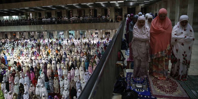 Umat Muslim melaksanakan shalat tarawih pertama di Masjid Istiqlal, Jakarta Pusat, Minggu (5/5/2019). Pemerintah melalui Kementerian Agama (Kemenag) telah menetapkan 1 Ramadhan 1440 Hijriah jatuh pada Senin (6/5/2019).
