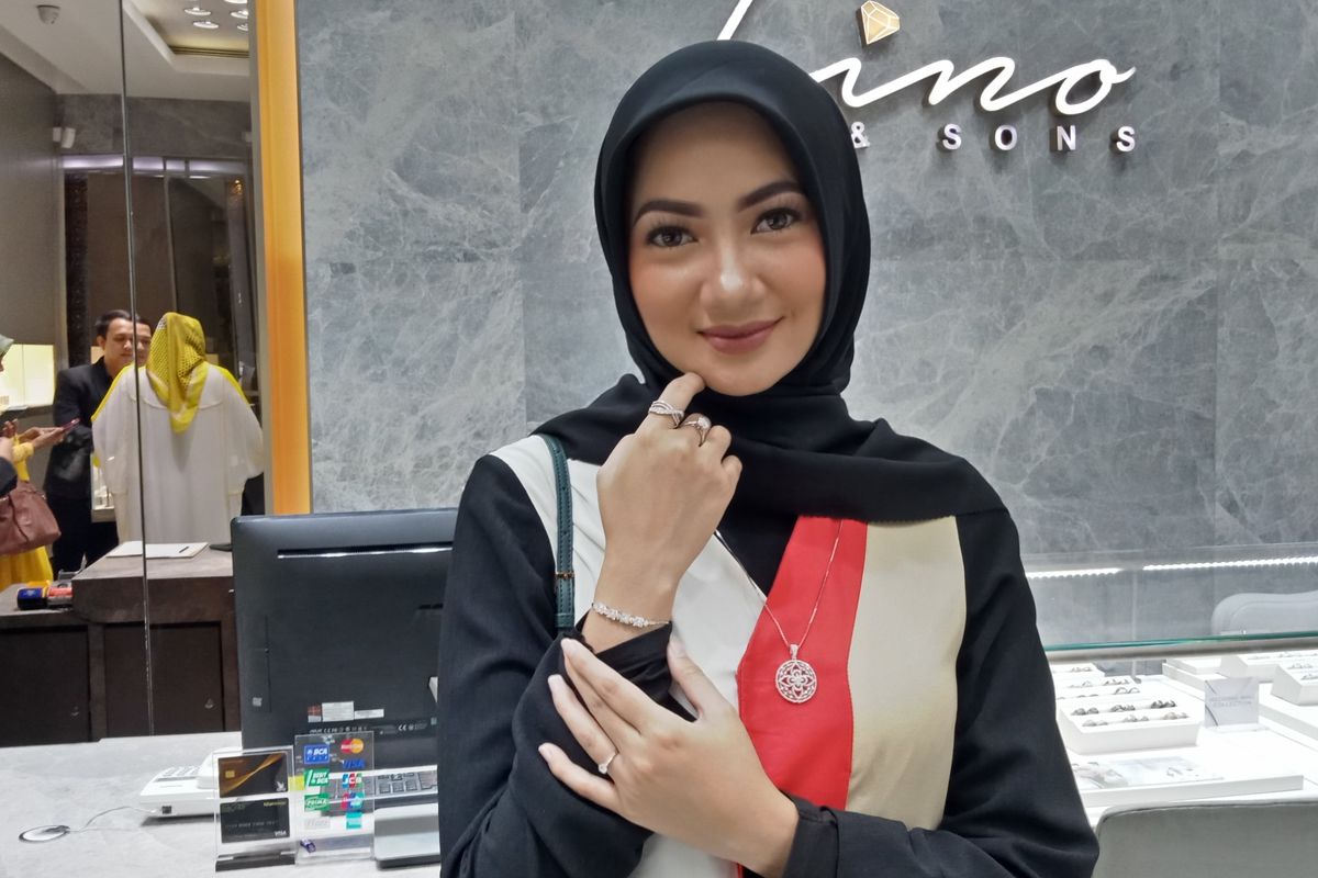 Pembalap tanah air, Diandra Gautama ketika ditemui di outlet Lino & Sons di Trans Studio Mall, Bandung, Jumat (10/5/2019).