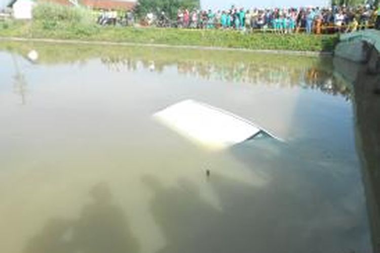 Mobil Toyota Avansa W 772 PV masuk ke sungai Pelayaran di jalur Pantura Demak KM 14, mengakibatkan 6 penumpangnya meninggal dunia, Kamis (5/12/2013)