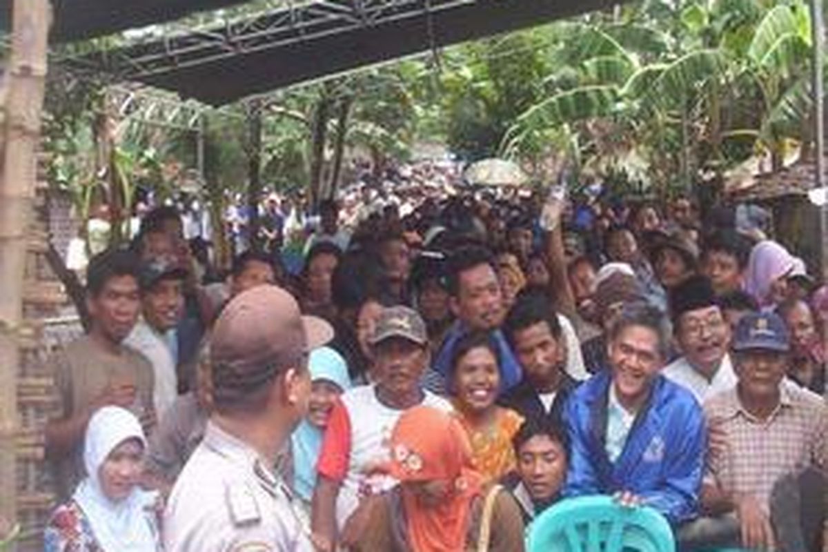 Antream pasien di rumah Ponari, Jombang