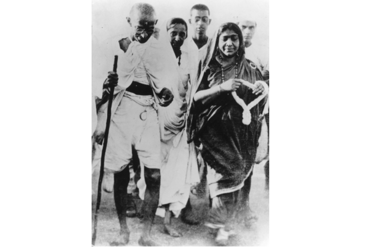 Mahatma K. Gandhi dan Sarojini Naidu pada Salt March di India barat, Maret 1930.