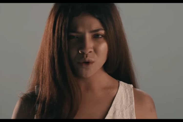 Sara Fajira dalam video musik Lathi.