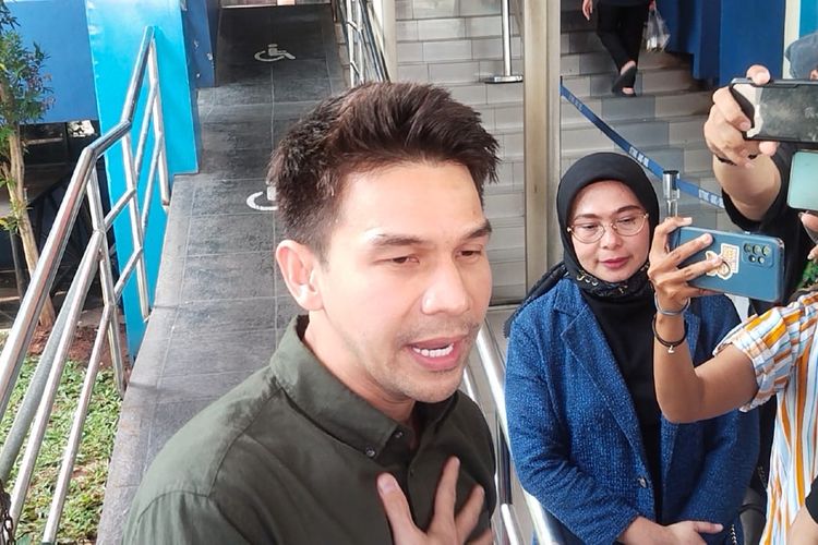 Jonathan Frizzy laporkan akun hater Instagram ke Polda Metro Jaya, Jakarta Selatan, Senin (4/3/2024). 