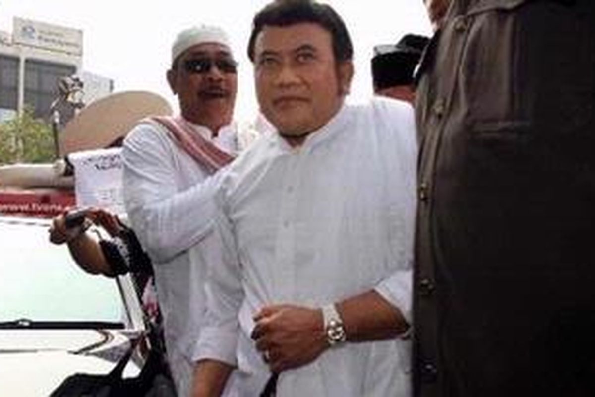 Penyanyi dangdut Rhoma Irama (tengah).