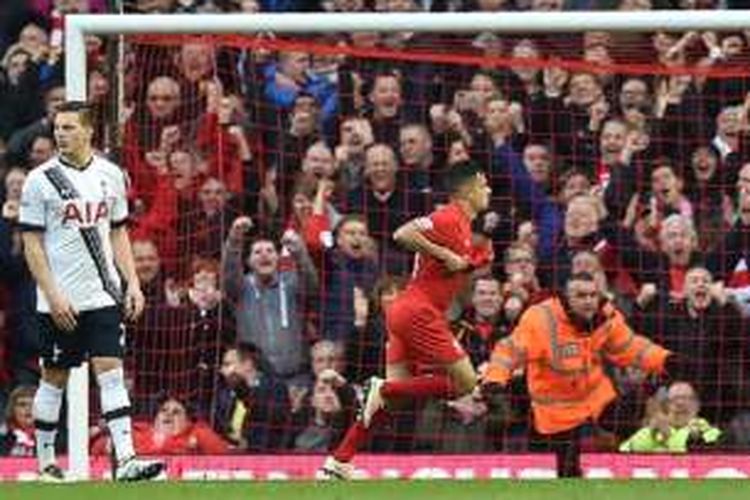 Philippe Coutinho merayakan gol Liverpool ke gawang Tottenham Hotspur di Anfield, Sabtu (2/4/2016). 