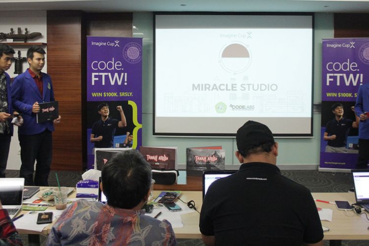 Tim Miracle Studio dari Universitas Komputer Indonesia (UNIKOM) Bandung mempresentasikan proyek berjudul Tanah Airku di kantor Microsoft Indonesia, Jumat (17/3/2017).
