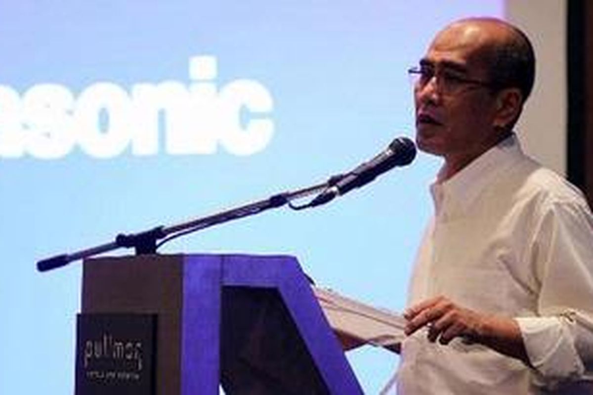 Cawagub DKI Jakarta, Faisal Basri, memaparkan program kerjanya dalam acara Silaturahmi Pers Bincang-bincang dengan Calon Gubernur DKI Jakarta, di Hotel Pullman, Jakarta, Senin (2/4/2012). Acara diskusi pilkada tersebut diselenggarakan oleh Persatuan Wartawan Indonesia Jakarta.