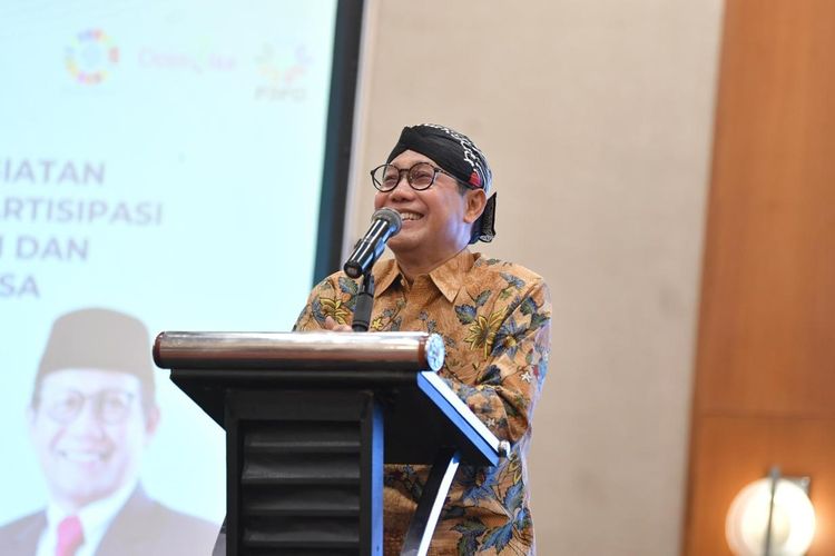 Menteri Desa Pembangunan Daerah Tertinggal dan Transmigrasi (Mendesa PDTT) Abdul Halim Iskandar dalam penutupan Konsolidasi Peserta Refreshment Training Penguatan Partisipasi Pegiat Desa Dalam Pembangunan dan Pemberdayaan Masyarakat Desa Tahun Anggaran 2024 di Jakarta, Sabtu (6/7/2024).
