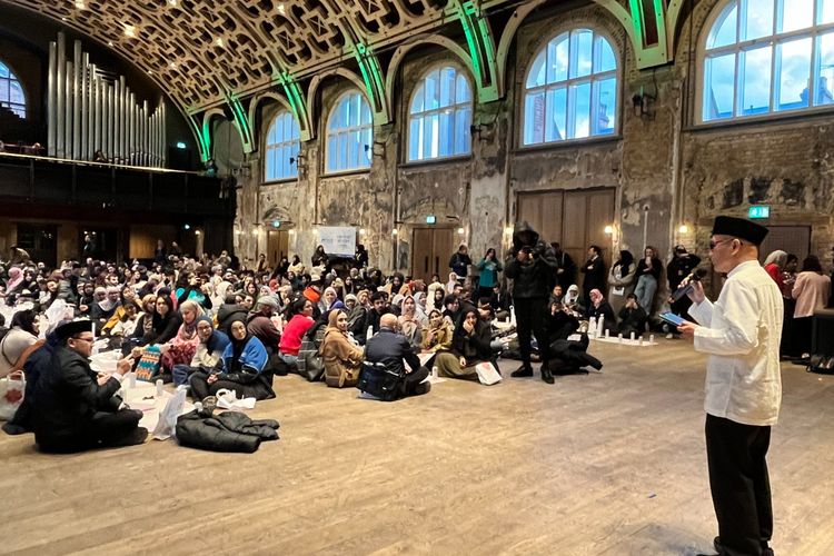 Tak kurang dari 450 tamu hadir di acara buka puasa di Battersea Arts Centre, London Selatan, pada Kamis, 13 April atau Jumat dini hari WIB.