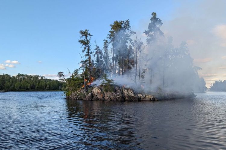 Kebakaran hutan terjadi di Dog Lake, Kanada 
