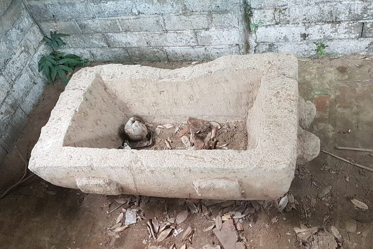 Sarkofagus atau peti jenazah kuno ditemukan warga di Sawan, Buleleng.