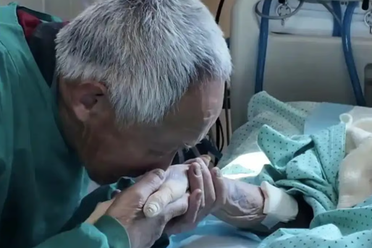 Perjuangan Lansia 12 jam Naik Bus 105 Hari, demi 30 Menit Jenguk Istri di ICU