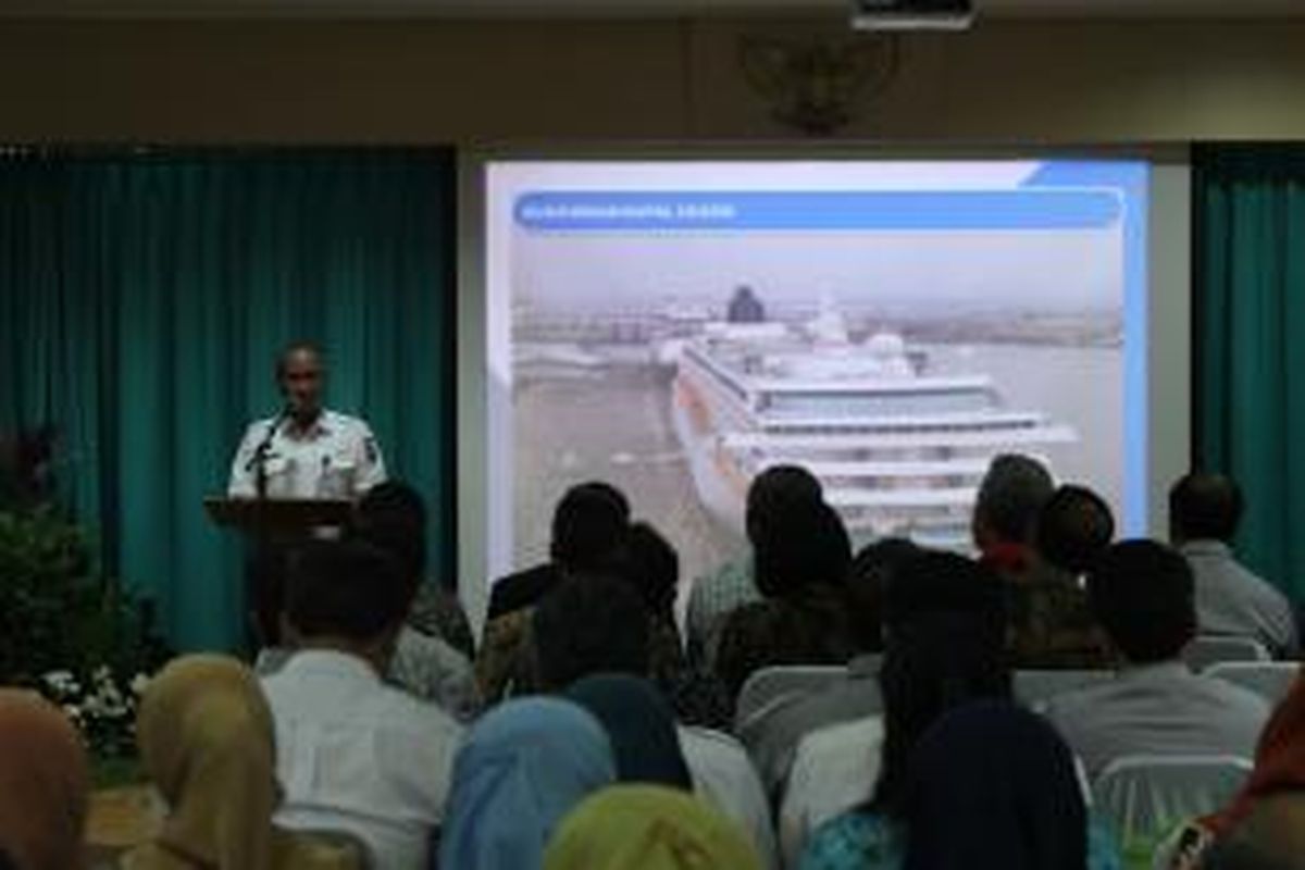 Direktur Pelindo III Djarwo Surjanto memberikan penjelasan terkait kesiapan lahan pengaktifan kembali jalur KA, Jum’at (21/3/2014). Pengaktifan diharapkan bisa menambah kunjungan wisata di Jawa Tengah