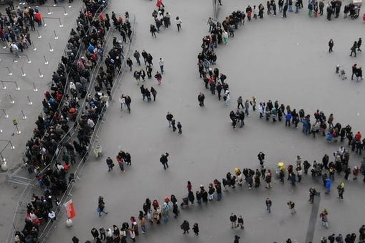 Antrean wisatawan saat ingin menaiki Menara Efiell Paris, Prancis