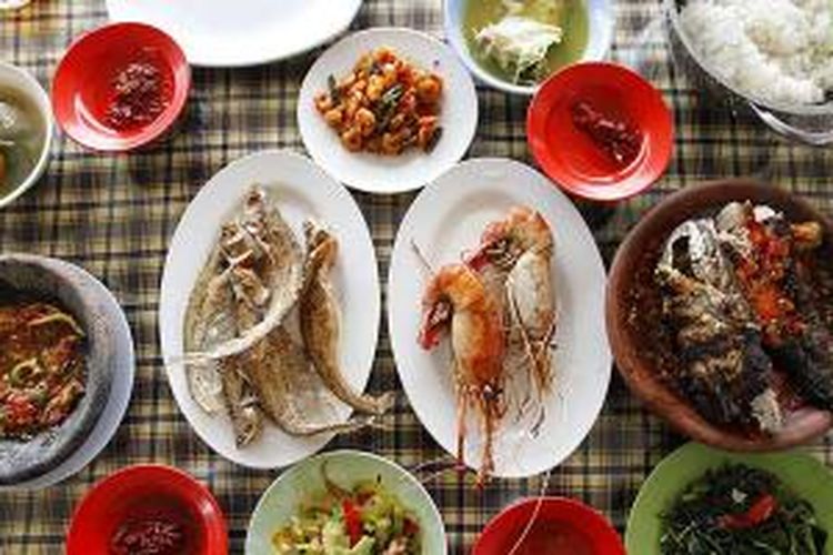 Ikan gabus bertus, udang goreng, dan lais goreng disajikan dengan sambal mangga dan cah kangkung di Restoran Tepian Pandan, Tenggarong, Kutai Kartanegara, Kalimantan Timur, Sabtu (9/11/2013).