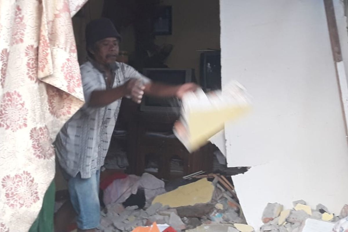 Rumah yang rusak karena ditabrak sebuah mobil pikap di Kebon Jeruk, Jakarta Barat, Senin (16/9/2019)