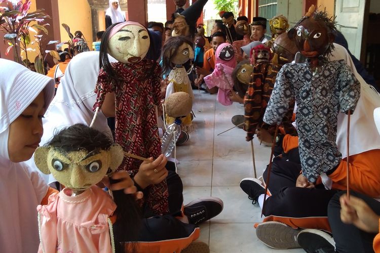 Siswa SMP Negeri 2 Baturraden, Kabupaten Banyumas, Jawa Tengah, membuat wayang cumplung yang terbuat dari batok kelapa dan botol bekas air mineral, baru-baru ini.