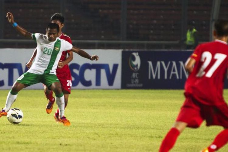 Pemain tim nasional Indonesia U-19, Ilham Udin Armaiyn berusaha melewati pemain Myanmar U-19 pada laga uji coba di Stadion Utama Gelora Bung Karno, Jakarta Selatan, Rabu (7/5/2014). 