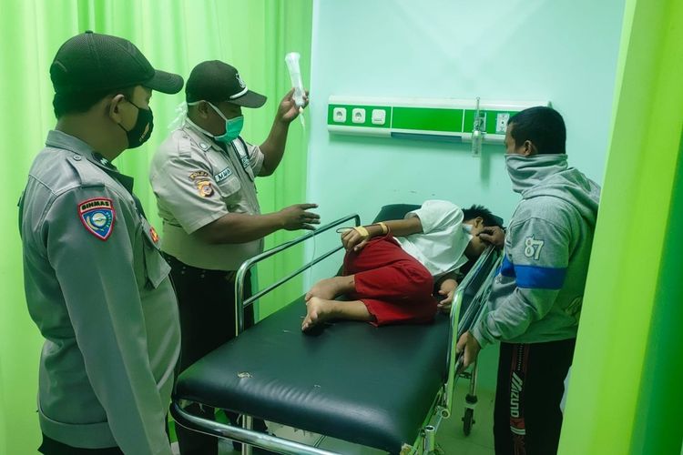 Seorang siswa dari 7 pelajar SDN Ciawang 2 Leuwisari, Kabupaten Tasikmalaya yang keracunan jajanan sekolah Cibul masih menjalani perawatan intensif di ruang tindakan RSUD SMC Singaparna, Kabupaten Tasikmalaya, Jawa Barat, Rabu (16/11/2022).