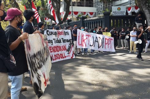 BEM Malang Raya Demo ke Balai Kota Tuntut Pemotongan Biaya Kuliah