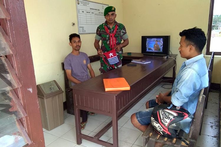 Seorang pengedara sepeda motor di Kecamatan Kao, Kabupaten Halmahera Utara, Maluku Utara dimintai keterangan karena mengenakan tas bermotif bintang kejora, Sabtu (31/08/2019).