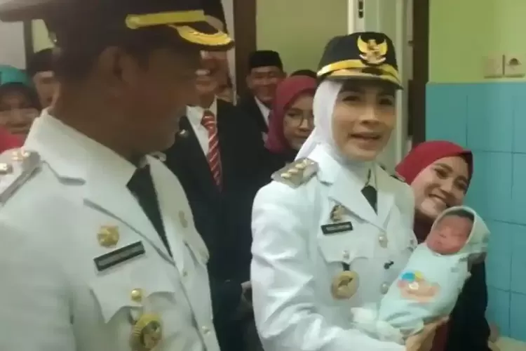 Jenguk Bayi Lahir di Momen HUT RI, Bupati Serang Beri Nama Rachma Agustina