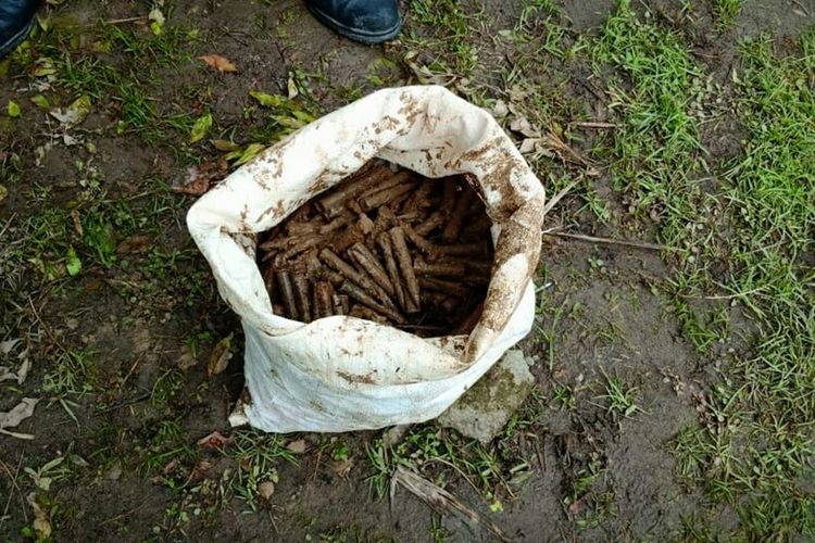 Ratusan butir peluru diduga aktif ditemukan di Langkat saat menggali tanah.