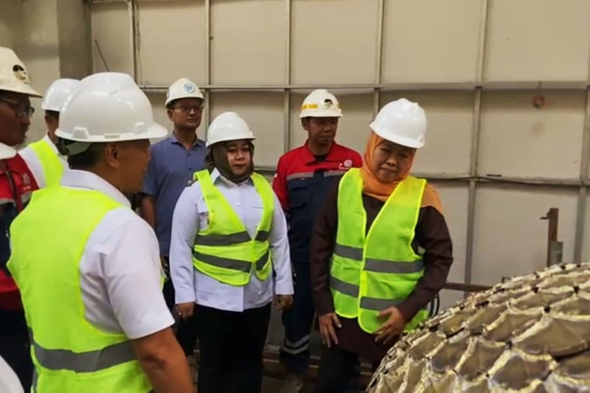 Gubernur Jawa Timur Khofifah Indar Parawansa melihat bagian dari ornamen kepala reyog yang akan dipasang di Monumen Reog dan Museum Peradaban di Kabupaten Ponorogo. Pembangunan gedung utama MRMP di Ponorogo rencananya akan selesa pada Bulan Juni 2025 mendatang