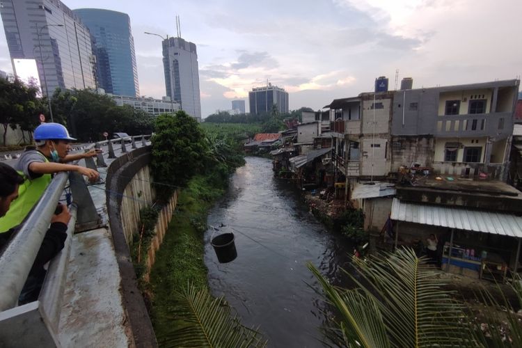 Pelanggan saat sedang membeli makanan di Warung kerek Dartini yang berlokasi di Kampung Kebalen, Mampang Prapatan, Jakarta Selatan, pada Jumat (20/5/2022).