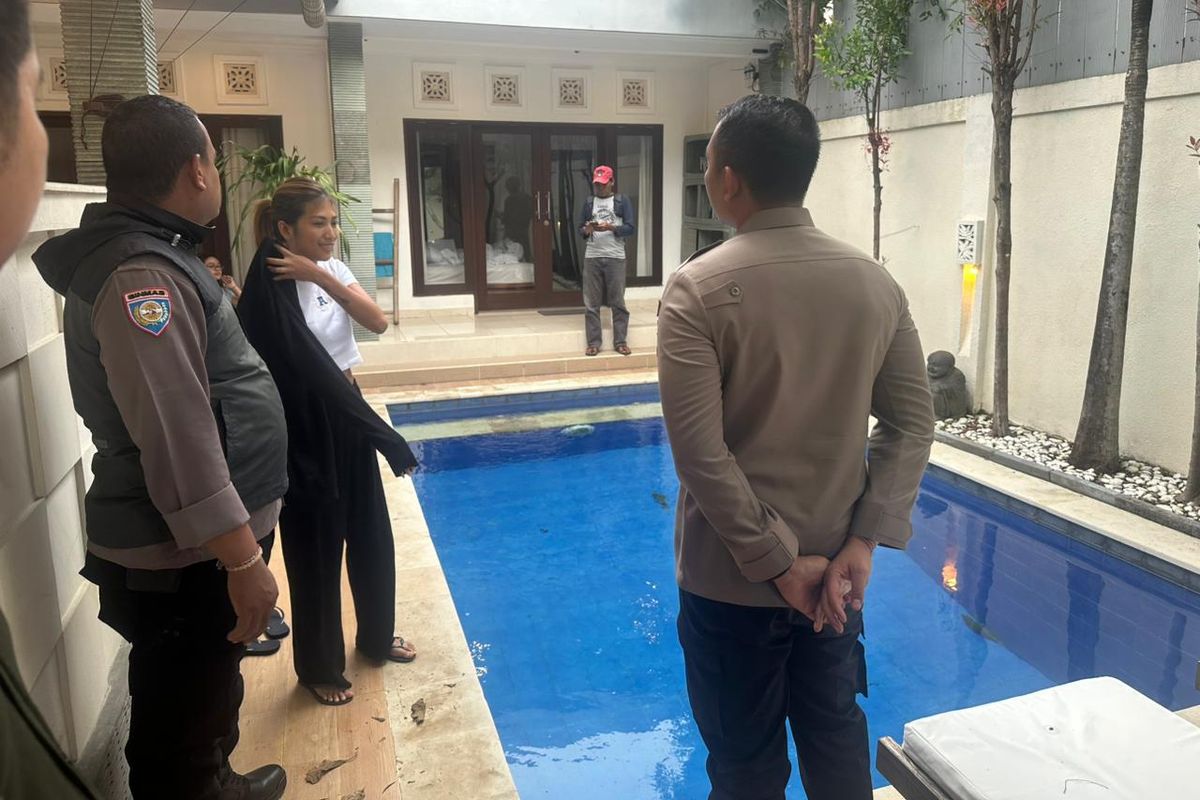 Aparat kepolisian saat melakukan olah tempat kejadian perkara (TKP) terkait peristiwa kematian bocah perempuan WNA asal Australia, berinisial JAE (3), yang tewas tercebur ke dalam kolam renang di sebuah vila di Jalan Beraban, Kecamatan Kuta Utara, Kabupaten Badung, Bali, pada Kamis (16/1/2025). 