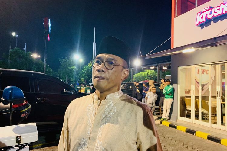 Kapolrestabes Surabaya Kombes Pol Akhmad Yusep Gunawan saat memberi keterangan kepada media terkait demo suporter di kantor management Persebaya Surabaya, Kamis (15/9/2022) malam.