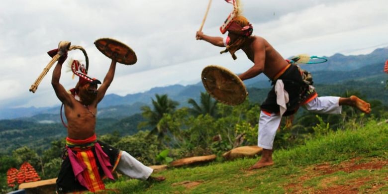 Tarian Adat Caci yang bisa disaksikan wisatawan di Desa Adat Melo, Liang Ndara, Manggarai Barat, Pulau Flores, NTT, Rabu (29/11/2018). 