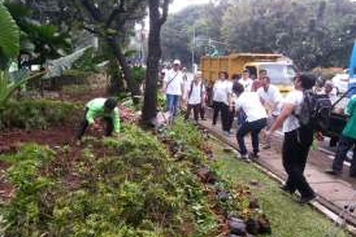 Kegiatan kerja bakti membantu merapikan taman di median Jalan Medan Merdeka Selatan, Jakarta Pusat, tepat di depan Balai Kota DKI Jakarta oleh Sekelompok orang yang menamakan diri relawan pendukung pasangan bakal calon gubernur Basuki 