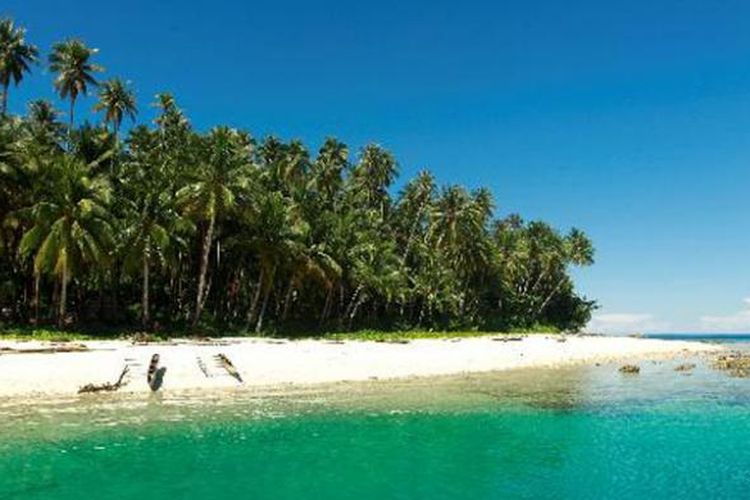 Pulau Rurbas kecil di gugusan Pulau Padaido, Biak Timur, Kabupaten Biak Numfor, Papua, Kamis (5/7/2012). Gugusan pulau Padaido merupakan salah satu tujuan wisata bahari yang ada di Kabupaten Biak Numfor. Di gugusan kepulauan ini terdapat puluhan titik selam dengan keindahan terumbu karang dan ratusan spesies ikan.