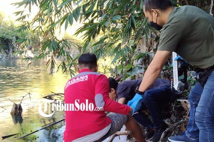 Momen ketika potongan tangan kanan dievakuasi dari pinggir Sungai Pringgolayan, Tipes, Kecamatan Serengan, Solo, Jawa Tengah, pada Senin (22/5/2023).