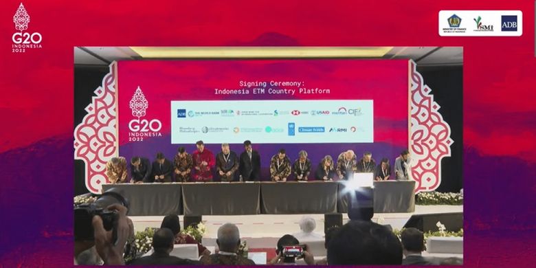 PT Sarana Multi Infrastruktur (Persero) atau SMI sebagai ETM Country Platform Manager bersama dengan mitra institusi menandatangani  memorandum of understanding (MoU) dalam grand launching Indonesia Energy Transition Mechanism Country Platform, di Bali, Indonesia. 