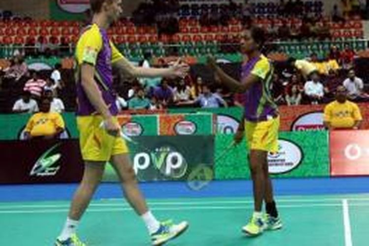 Pebulu tangkis Denmark, Carsten Mogensen (kiri), melakukan tos bersama partnernya di nomor ganda campuran, Aparna Balan (India), setelah berhasil mencetak angka pada pertandingan melawan Tarun Kona/Gadre Pradnya, di Indian Badminton League (IBL), Hyderabad, India, Selasa (27/8/2013).