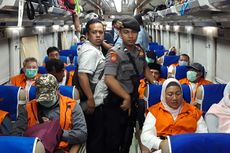 Foto 12 Anggota DPRD Kota Malang Naik Kereta Api dengan Borgol dan Rompi Oranye