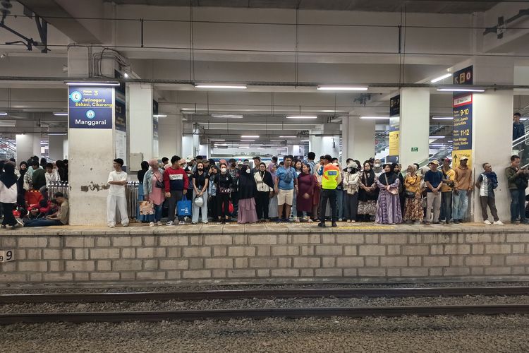 Dikira Sepi H+2 Lebaran, KRL Justru Padat Mirip Hari Kerja, Anak-anak sampai Berdiri