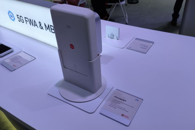 Perangkat FWA ZTE G5 Max Wi-Fi di booth ZTE di MWC Barcelona 2025, Barcelona, Spanyol, Selasa (4/3/2025).