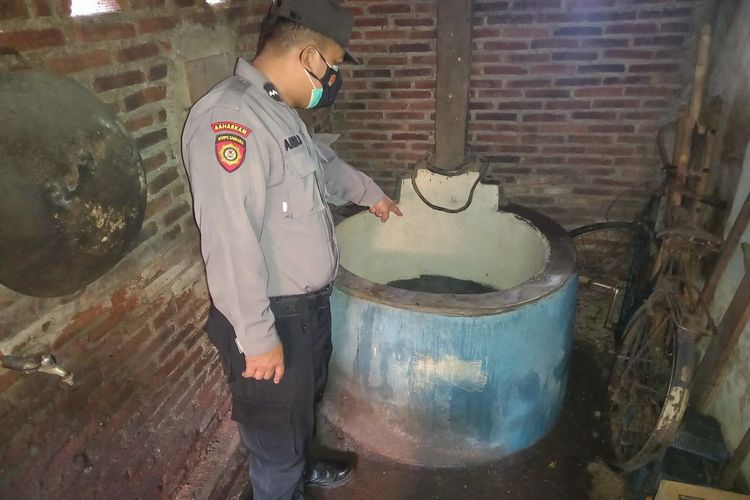 Polisi mengamankan TKP sumur di Kecamatan Purbalingga, Kabupaten Purbalingga, Jawa Tengah dalam kasus bunuh diri SW (41), Minggu (10/4/2022).