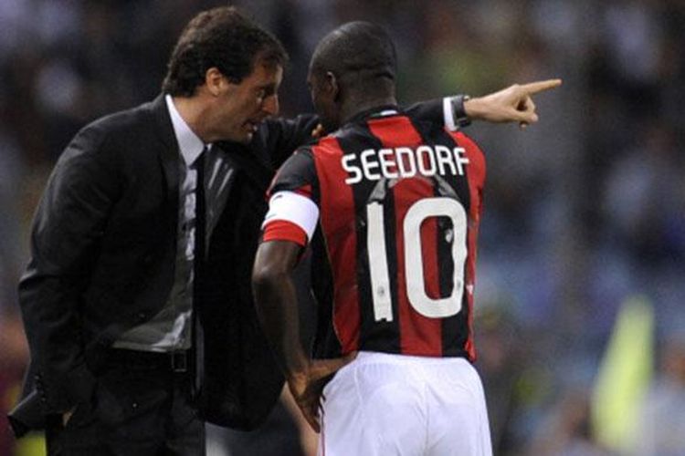 Massimiliano Allegri dan Clarence Seedorf saat berkolaborasi di AC Milan. 