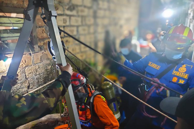 Proses petugas Damkar evakuasi bocah berusia 2 tahun yang tercebur sumur. Peristiwa itu terjadi di Jalan Raya Lenteng Agung, Lenteng Agung, Jagakarsa, Selasa (14/4/2022)