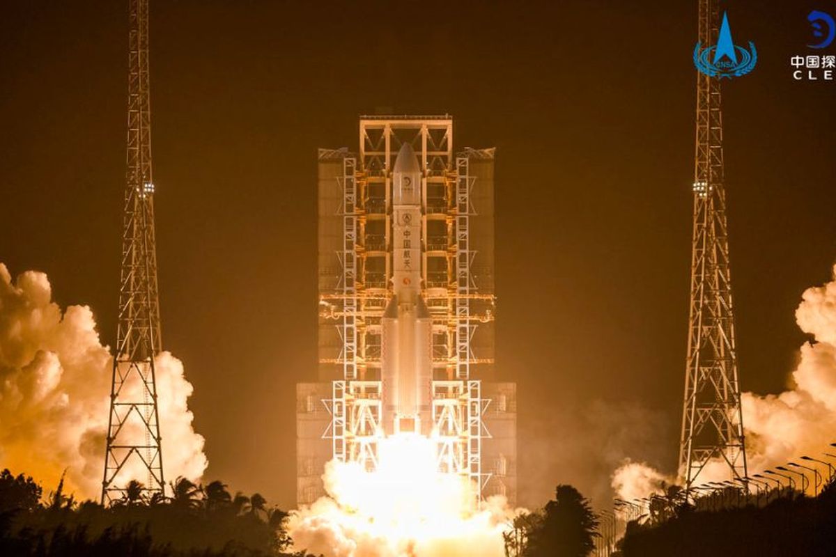 Roket China Long March 5 meluncurkan misi pengembalian sampel bulan Change 5 ke orbit dari Situs Peluncuran Pesawat Luar Angkasa Wenchang di Pulau Hainan di China selatan pada 24 November 2020 waktu Beijing. (Kredit gambar: Administrasi Luar Angkasa Nasional China)
