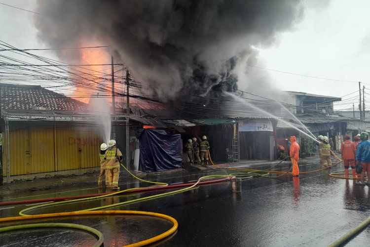 Potret asap tebal yang membumbung saat kebakaran melanda sejumlah toko mebel di Jalan Dr. Saharjo, Setiabudi, Jakarta Selatan, Kamis (11/1/2024).
