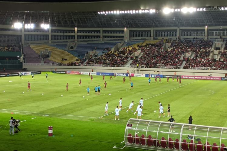 Suasana menjelang pertandingan timnas U23 Indonesia vs Taiwan pada laga Grup K Kualifikasi Piala Asia U23 2024 yang digelar di Stadion Manahan, Solo, pada Sabtu (9/9/2023) malam WIB.