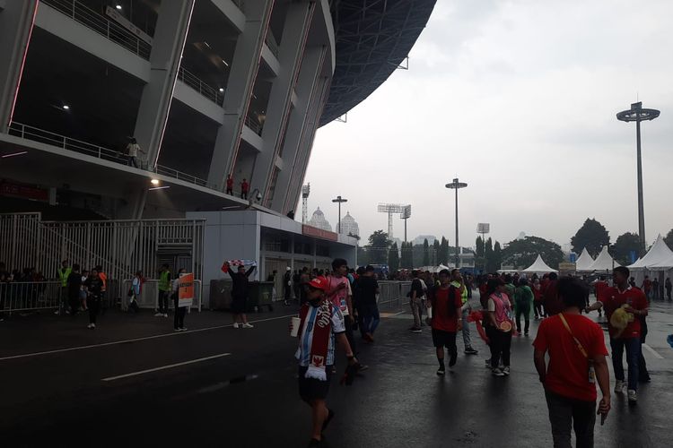 Suasana lingkar luar Stadion Utama Gelora Bung Karno, Jakarta, menjelang laga uji coba timnas Indonesia vs Argentina. Pertandingan tersebut akan digelar hari ini, Senin (19/6/2023) pukul 19.30 WIB.