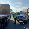 Mobil Elf Terguling Usai Bertabrakan dengan Truk di Lamongan, Pengemudi Luka Ringan