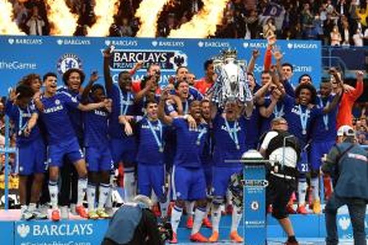 Para pemain Chelsea saat mengangkat trofi Premier League seusai mengalahkan Sunderland 3-1 pada laga terakhir Premier League 2014-15 di Stamford Bridge, Minggu (24/5/2015). 